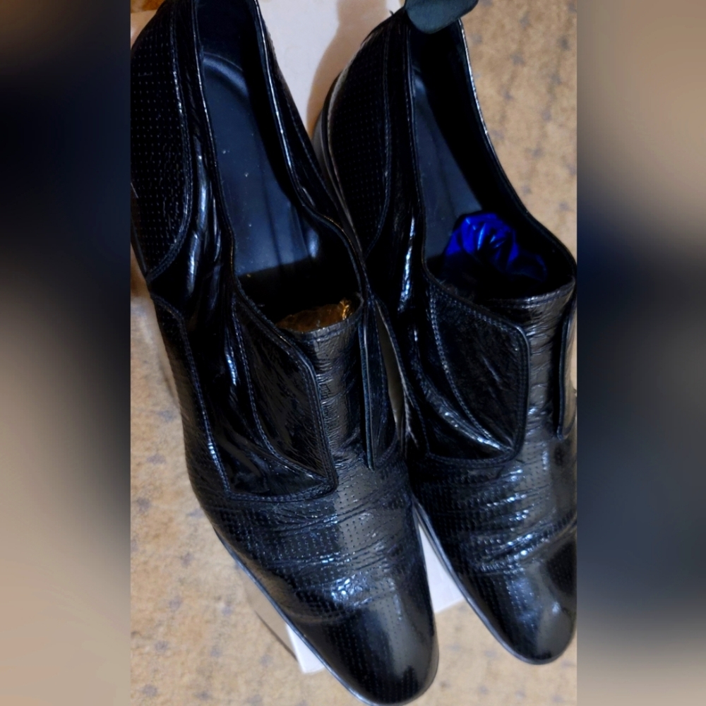 Beautiful black dressy shoes for men shinny good condition